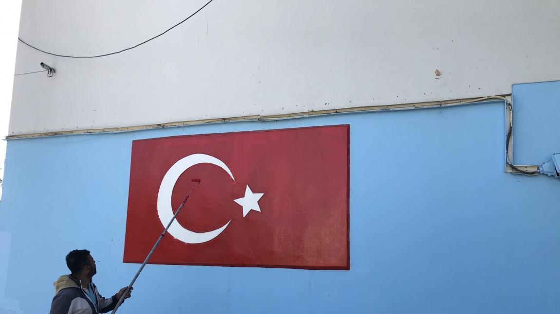 Bahçemizdeki Türk Bayrağı boyandı